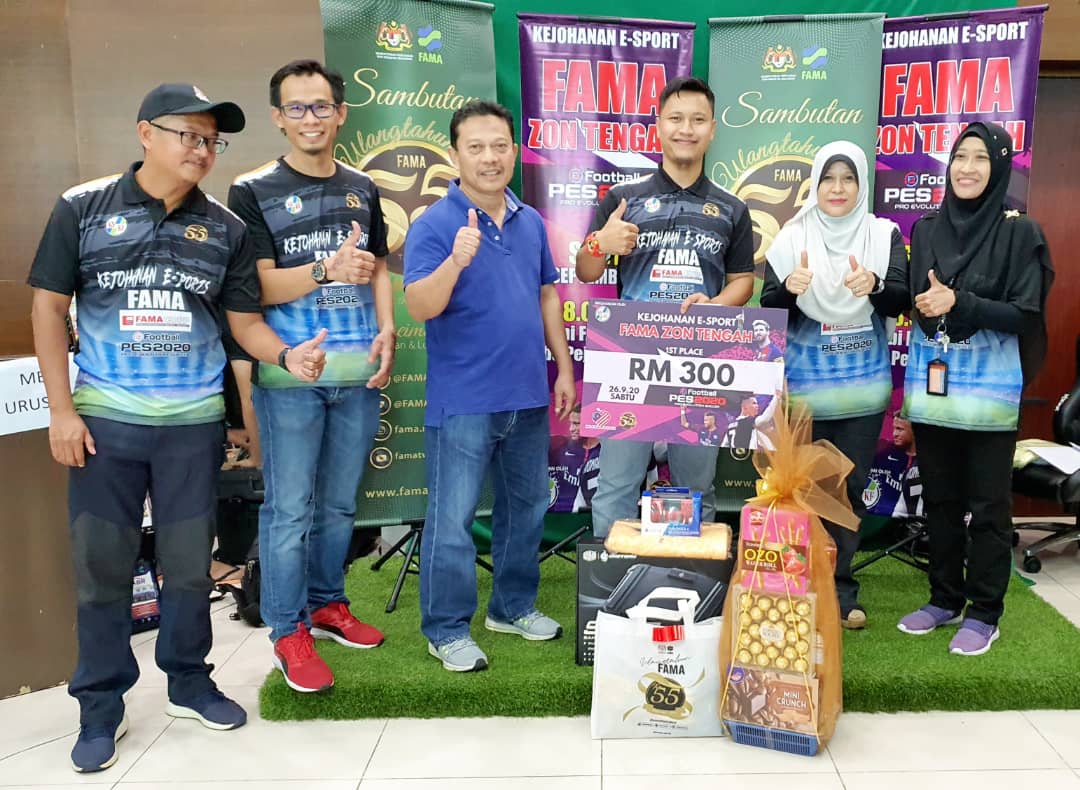 26 September 2020| Ibu Pejabat FAMA| Pertandingan E-Sports Pro Evolution Soccer (PES 2020) Bagi Warga Kerja FAMA Ibu Pejabat, Wilayah Persekutuan, Selangor, Perak & Negeri Sembilan (Zon Tengah) anjuran Kelab Sukan dan Kebajikan FAMA. Penyampaian hadiah kepada para pemenang telah disempurnakan oleh En. Mohd Anis Bin Mohd Yasin, Timbalan Ketua Pengarah (Khidmat Pengurusan) FAMA.