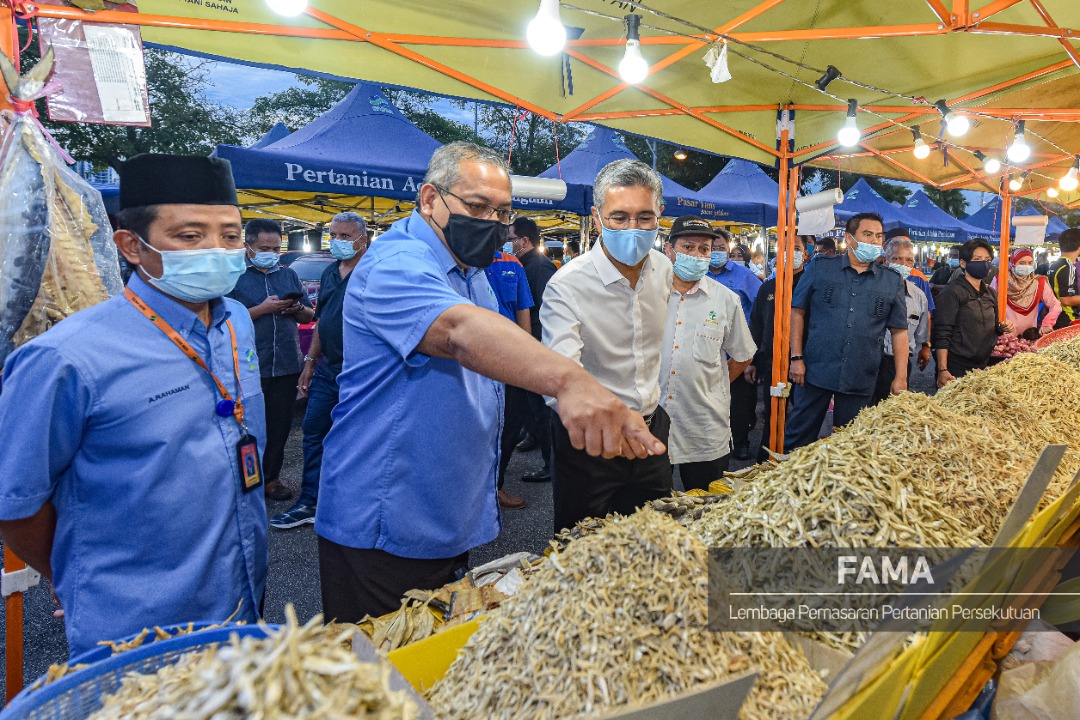 02 Oktober 2020 | Jumaat | 6.00 petang |Pasar Tani Putrajaya | Lawatan Kerja YB Senator Dato' Sri Tengku Zafrul bin Tengku Abdul Aziz, Menteri Kewangan Malaysia ke Pasar Tani Putrajaya. Turut hadir YBhg. Dato' Zainal Abidin bin Yang Razalli, Ketua Pengarah FAMA dan pegawai-pegawai kanan FAMA.