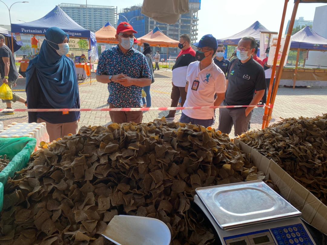 31 Januari 2021 - Lawatan Kerja YB Tn Ir Izham Bin Hashim, Exco Infrastruktur Awam, Pemodenan Pertanian & Industri Asas Tani ke Pasar Tani Shah Alam. Lawatan kerja ini bertujuan bagi melihat dan memantau SOP yang dilaksanakan di Pasar Tani sepanjang Perintah Kawalan Pergerakan (PKP).