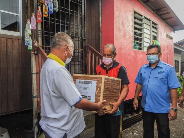 29 Jun 2021 | Selasa | Kampung Seberang Ramai , Kuala Perlis - Penyampaian Sumbangan barangan keperluan harian daripada MAFI PRIHATIN serta pelanggan - pelanggan AGROBAZAAR Rakyat kepada golongan asnaf di Perkampungan Nelayan Seberang Ramai, Kuala Perlis.Penyerahan sumbangan itu oleh YB. Tuan Nurulhisham Bin Yaakob, Ahli Majlis Mesyuarat Kerajaan Negeri Perlis kepada En. Kamarudin Bin Malek, Penyelaras DUN Kuala Perlis untuk diagihkan kepada golongan nelayan asnaf yang terjejas dalam tempoh Perintah Kawalan Pergerakan (PKP)3.0.
