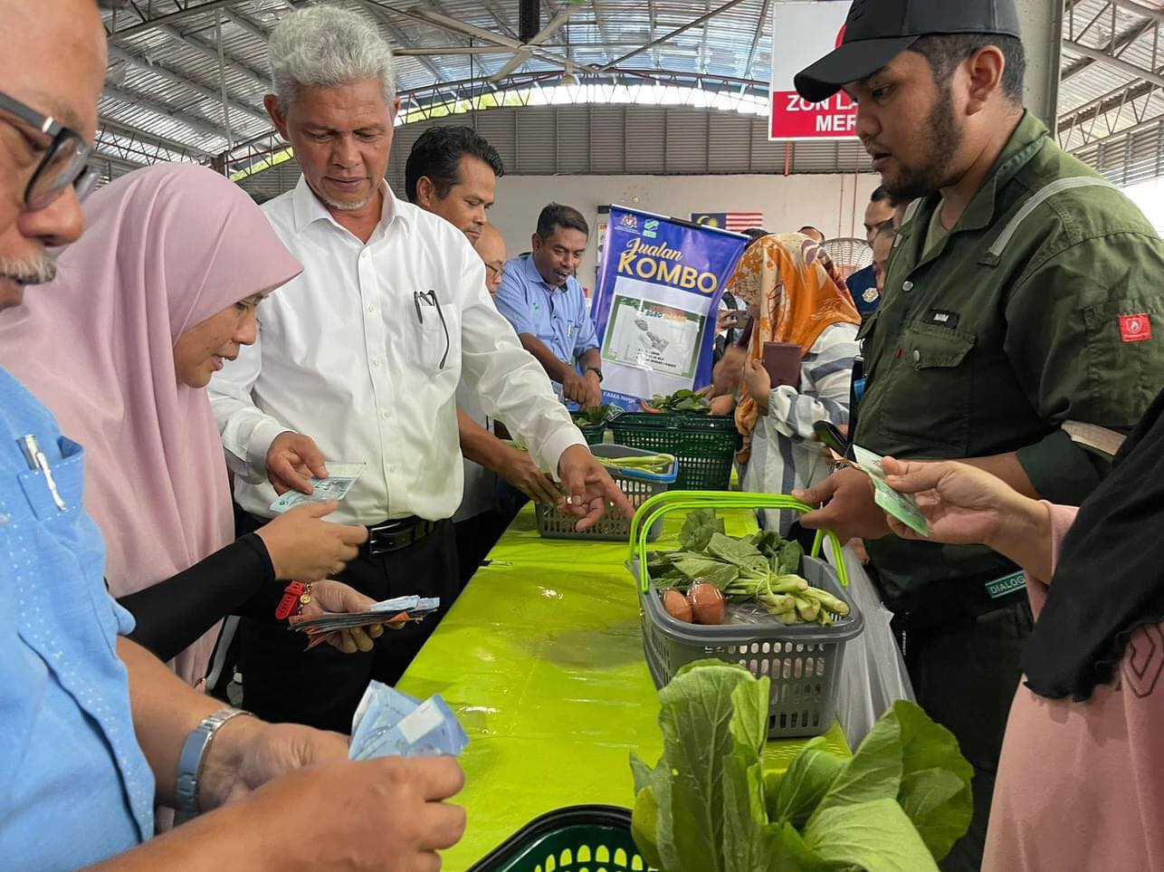 29 November 2023 | Rabu | Majlis lawatan kerja YBrs. Tuan Haji Aminuddin bin Zulkipli, Pengerusi FAMA ke Program Jualan Agro Madani (JAM) | Pasar Tani Kekal (PTK) Kerteh, Kemaman