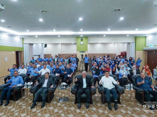 8 Oktober 2025 | Majlis Penyerahan Laporan Kajian Keberkesanan Pelaksanaan Program Jualan Agro Madani (JAM) Tahun 2024 | Dewan Bunga Raya, Ibu Pejabat FAMA, Bandar Baru Selayang